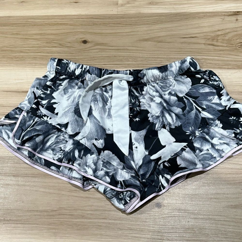 Victoria’s Secret Black White Floral Ruffle Shorts Women’s XS
